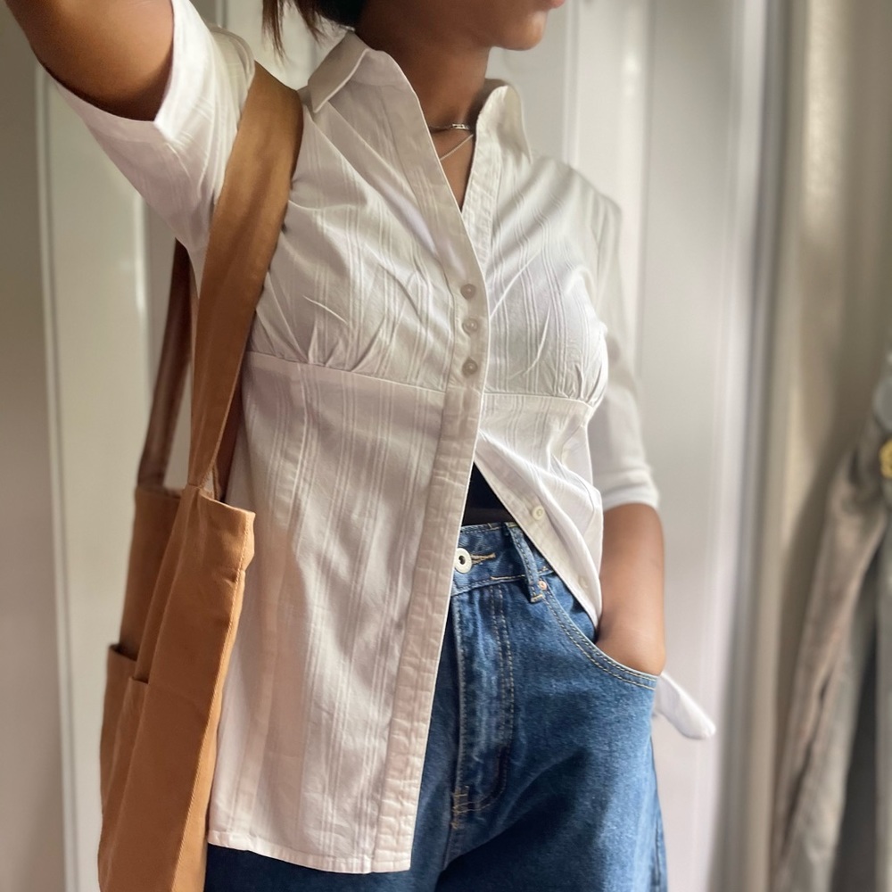 Simple white top with buttons 👀